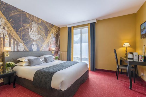 1. Hotel Le Versaille 2