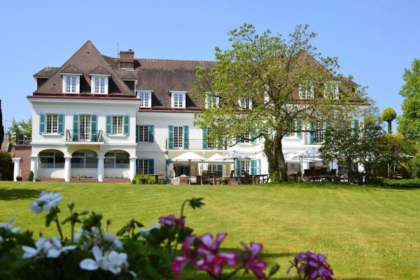 Chateau de Montreuil Hotel Facade