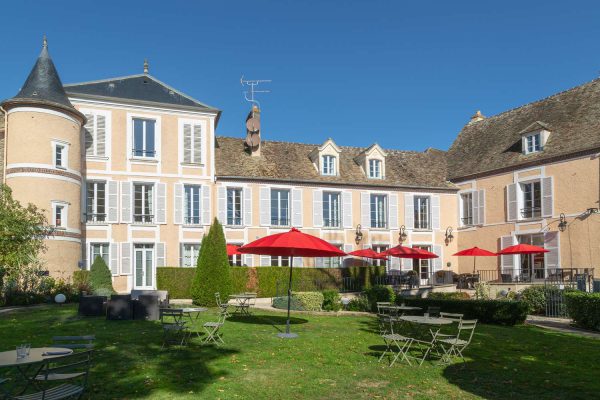 2. Hotel Saint Laurent Montfort Lamaury Outside