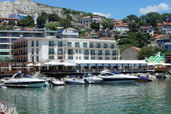 hotel Mistral Front 1