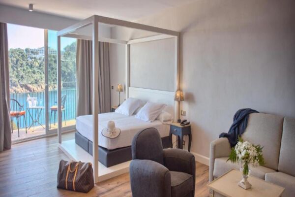 Aigua Blava Hotel Bedroom 2