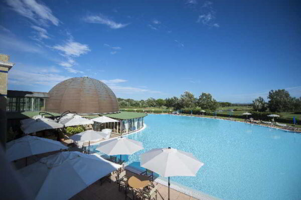 Cosmopolitan Golf Beach Resortpool 3