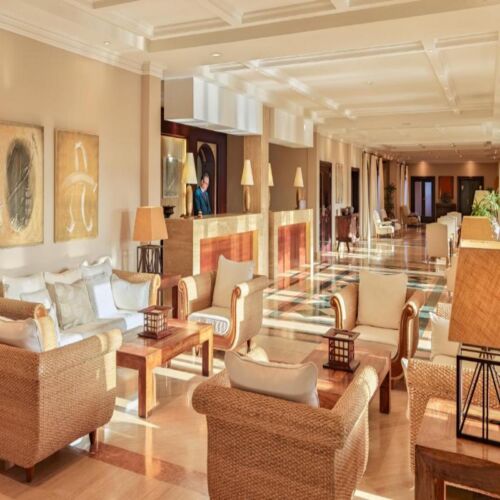 Las Madrigueras, Lobby