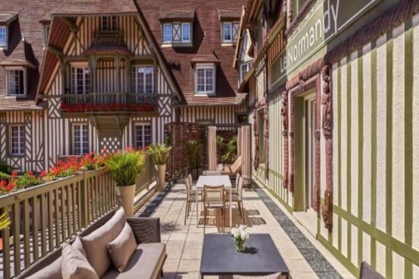 Le Normandy Barrière, Balcony