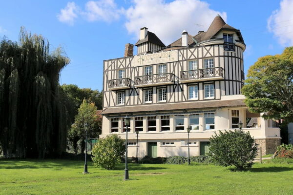Logis Hostellerie Saint Pierre Outside
