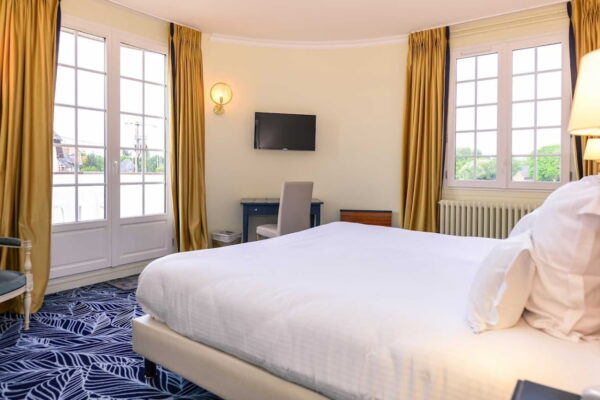 Logis Hostellerie Saint Pierre Room