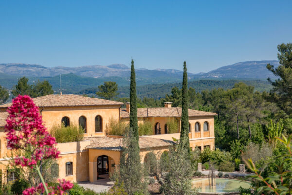 Terre Blanche Exterior