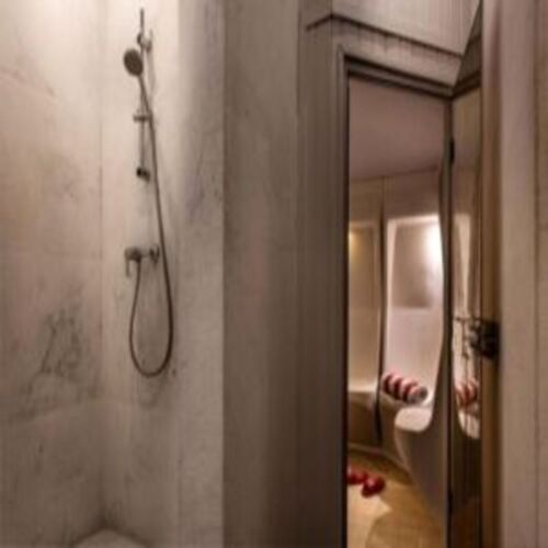 The Magnolia Hotel Showers