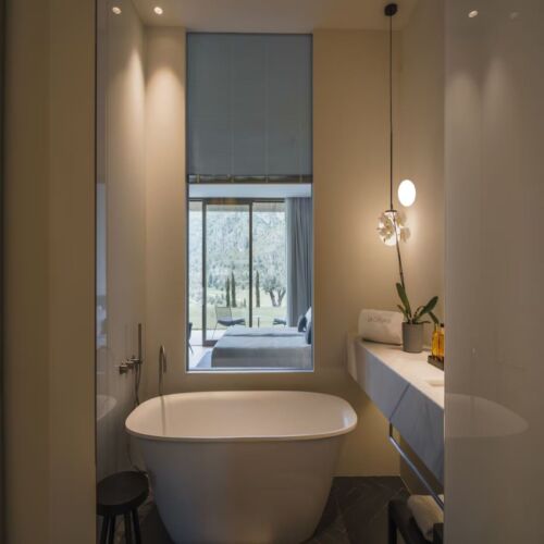 Deluxe Room Bathroom